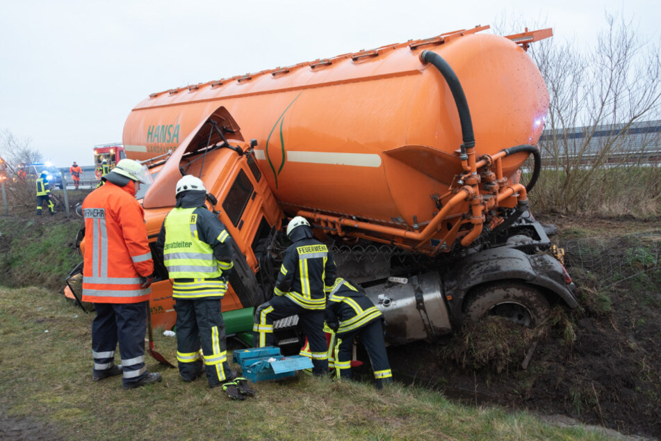 Rettungskräfte mussten den schwer verletzen Fahrer befreien.