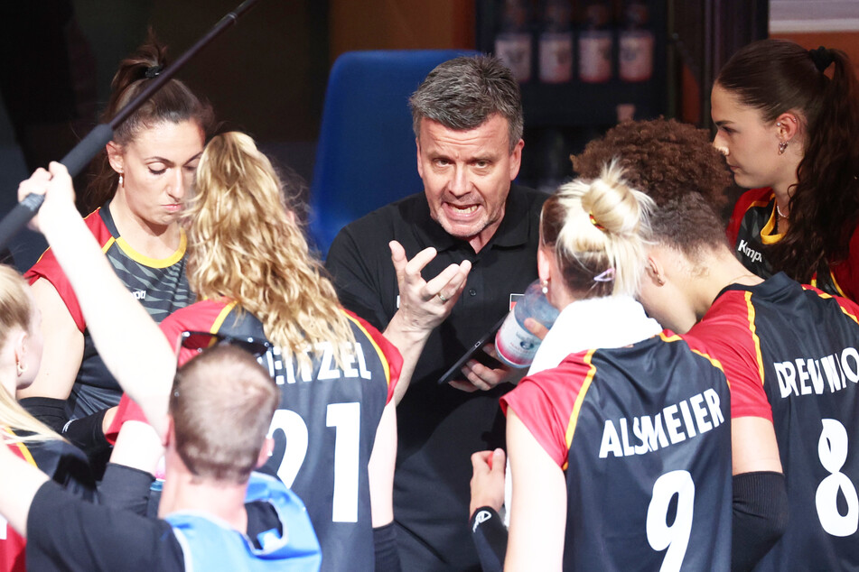 Volleyball-Bundestrainer Alexander Waibl (56) muss auf drei Stammspielerinnen und mit Monique Strubbe auf eine weitere wichtige Akteurin verzichten.