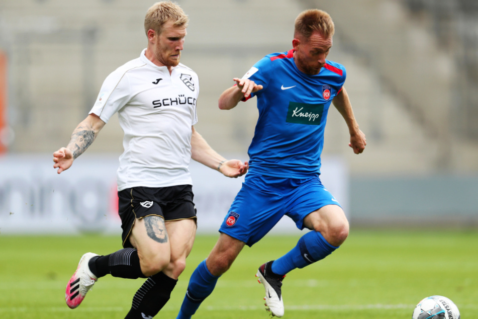 Heidenheim um Führungsspieler Marc Schnatterer (r.) verlor am Sonntag mit 0:3 bei Arminia Bielefeld, darf aber in der Relegation trotzdem um den Bundesliga-Aufstieg spielen.