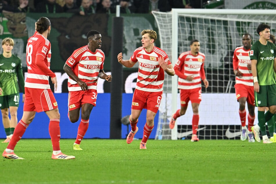 In seinem ersten Spiel für Union traf Stanley Nsoki (26, 2.v.l.) gleich.