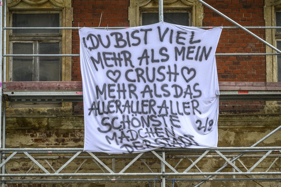"Du bist viel mehr als mein Crush. Mehr als das alleralleraller schönste Mädchen der Stadt", steht auf dem Transparent.