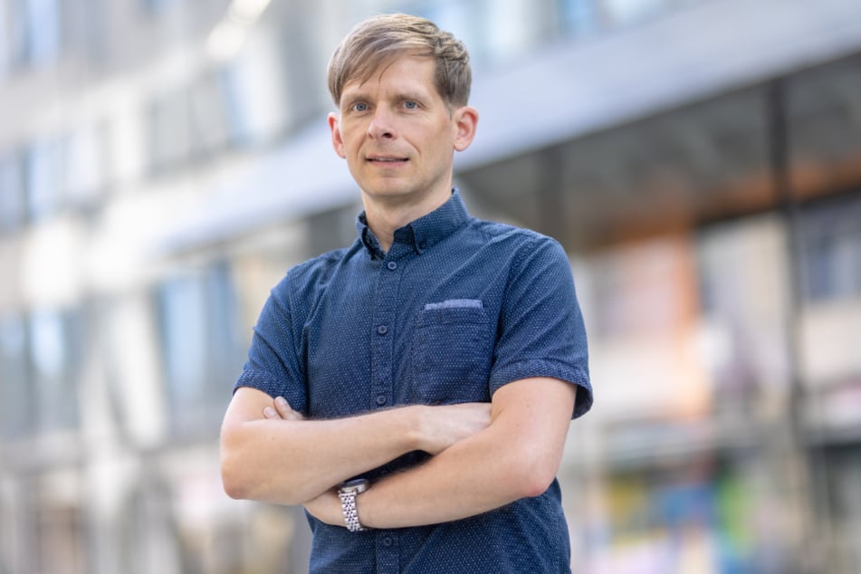 SPD-Stadtrat Maik Otto (45) setzt sich für das Hissen der Regenbogenflagge am Rathaus zum CSD ein.