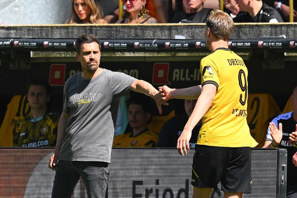 Abklatschen mit dem Trainer: Vincent Vermeij (31, r.) ist Thomas Stamms Mann für die wichtigen Tore.