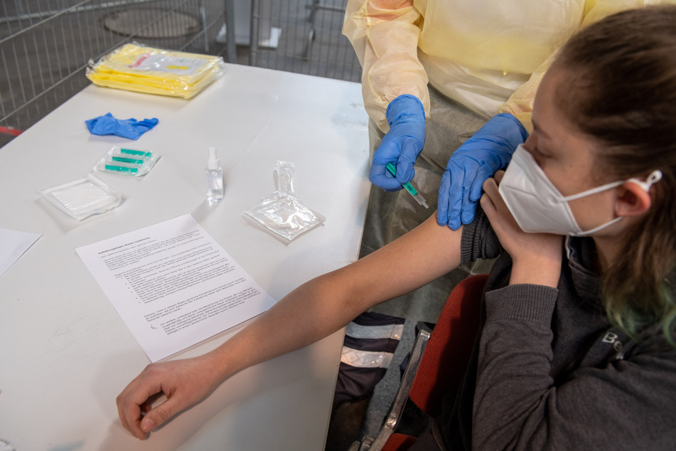 An einer Frau wird im Ulmer Impfzentrum eine Impfung simuliert.
