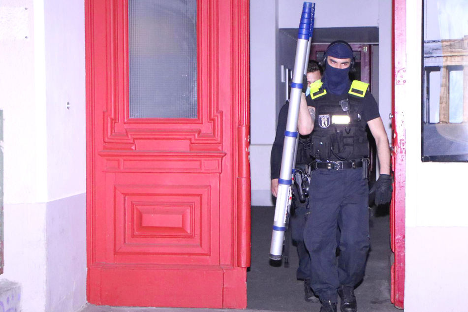 Die Polizei musste eine Ramme einsetzen, um sich Zutritt zu einer Wohnung zu verschaffen.