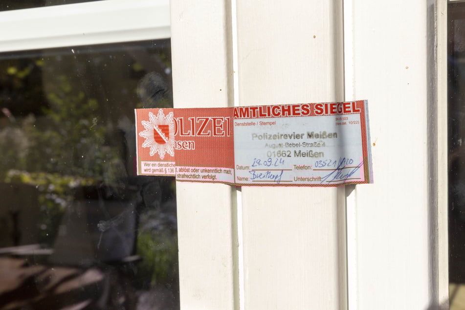 Die Polizei versiegelte nach der Durchsuchung das komplette Gebäude. Doch Einbrechern war das egal.