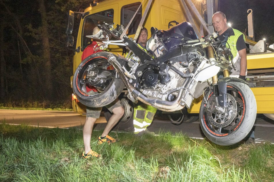 Heftiger Unfall nahe Pirna: Motorradfahrer (25) schwer verletzt