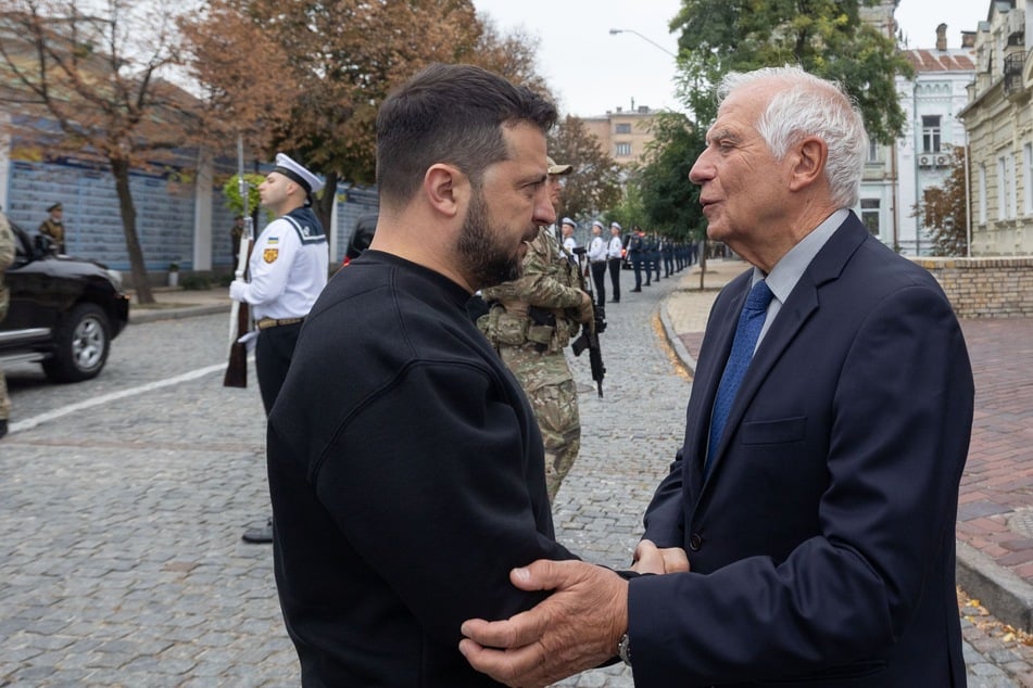 Der EU-Außenbeauftragte Josep Borrell (77, r.) ist für ein Treffen mit dem ukrainischen Präsidenten Wolodymyr Selenskyj (46) nach Kiew gereist.