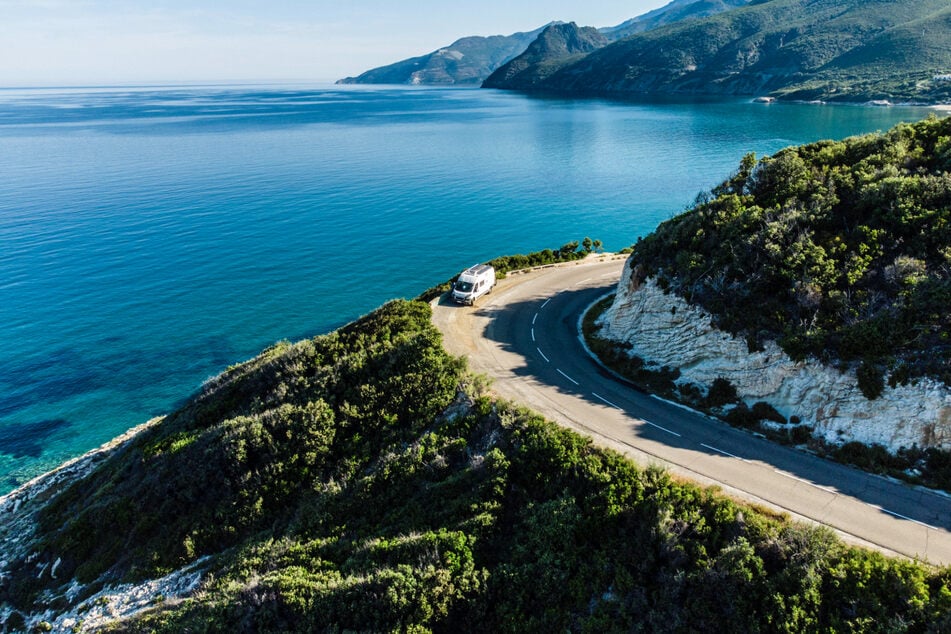 Korsika, die schroffe Schönheit im Mittelmeer: Blick auf das türkisgrüne Meer vor der Küstenstrasse am Cap Corse.