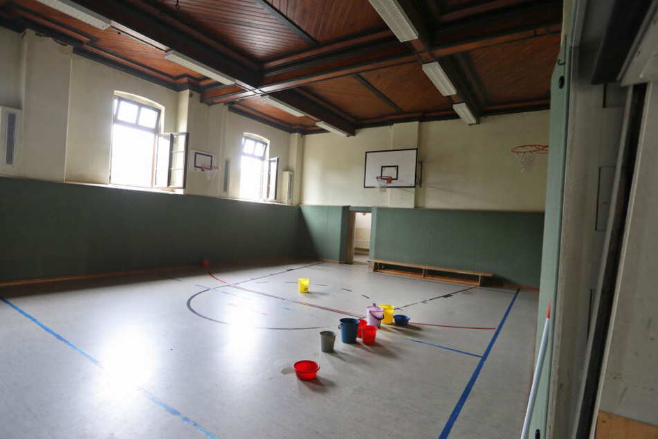 Auch in der Turnhalle tropft es, Eimer sollen das Wasser auffangen.