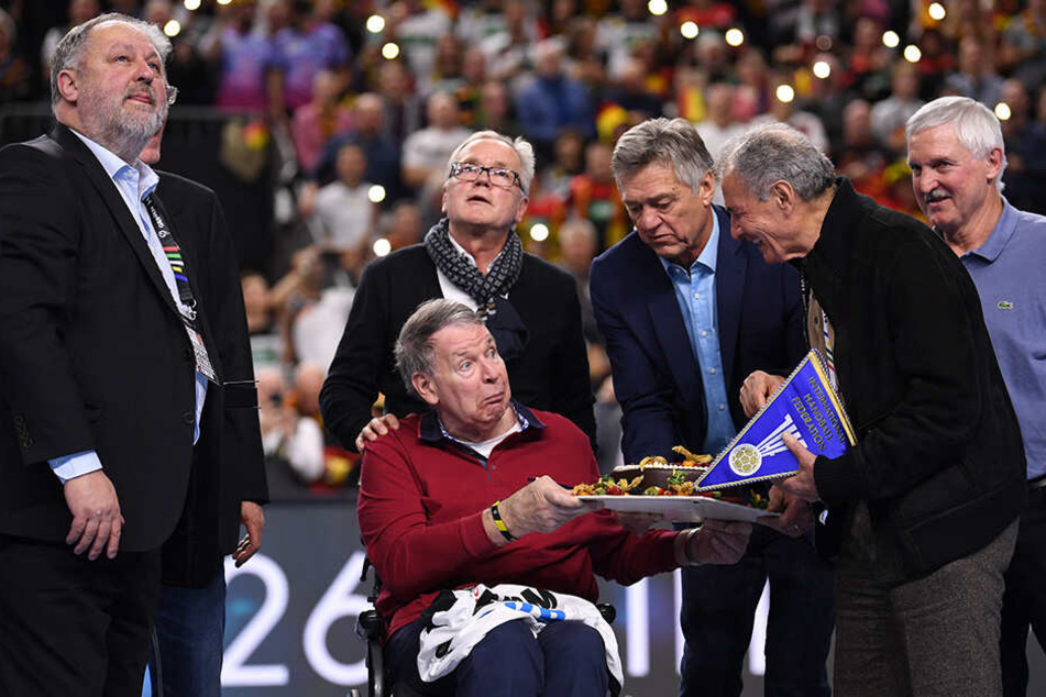 19.000 Fans haben dem früheren Handball-Weltmeister Joachim Deckarm in der Halbzeitpause des WM-Hauptrundenspiels Deutschland gegen Island zum 65. Geburtstag gratuliert.