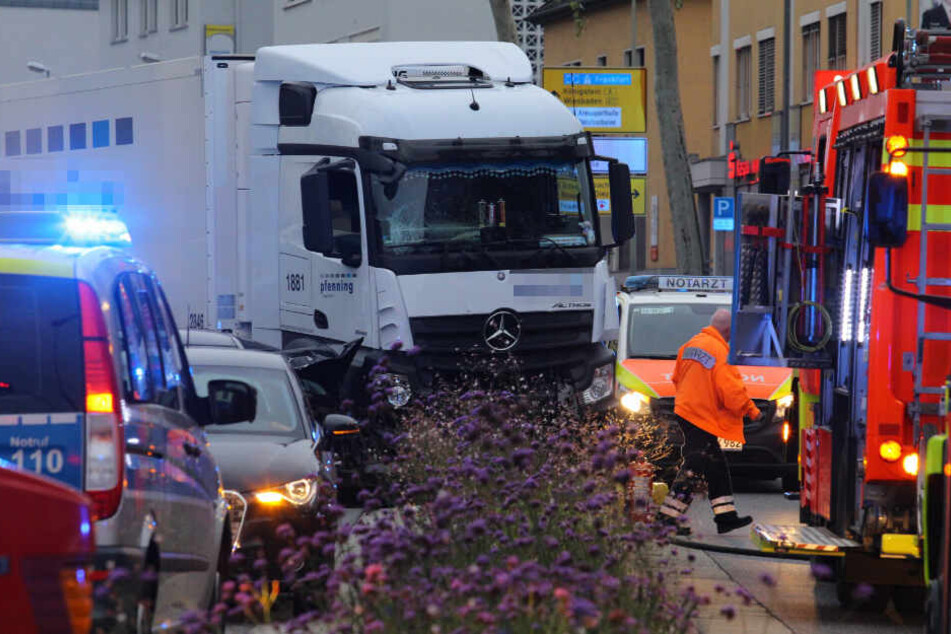 Der Lastwagen war vor einer roten Ampel in die Autos gefahren.