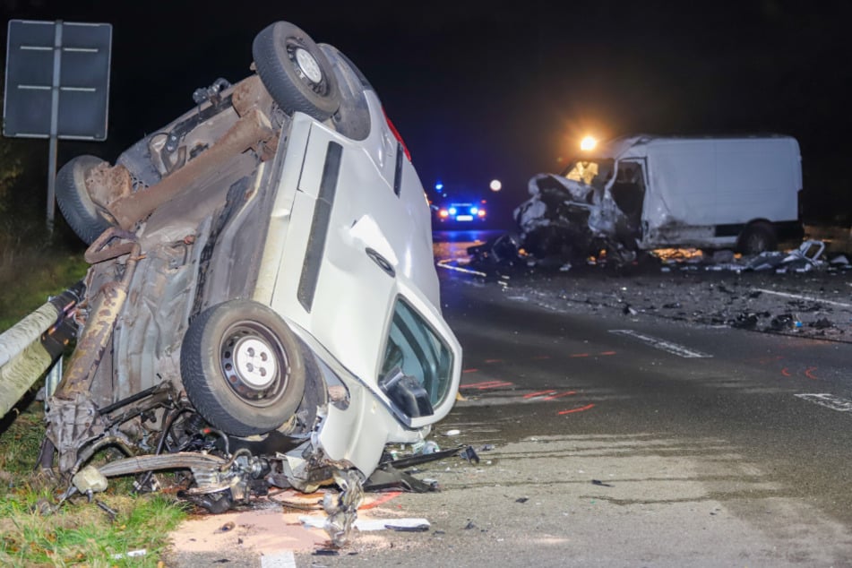 Beide Fahrzeuge wurden komplett zerstört. Die Bundesstraße musste bis Sonntagmorgen in Richtung Norden voll gesperrt werden.