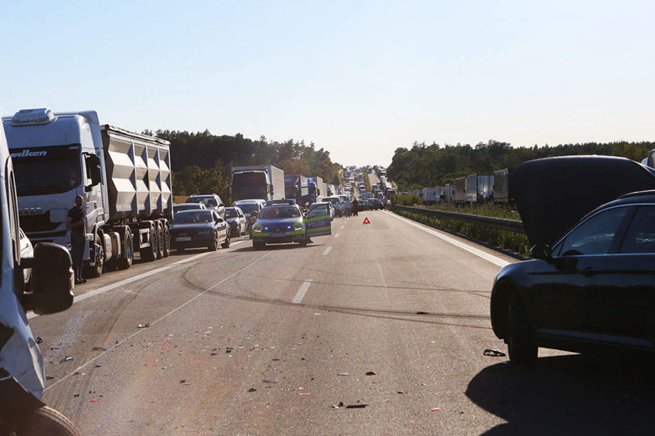 Kein schöner Anblick auf der A4. Nach mehreren Crashs geht in beide Richtung nichts mehr.