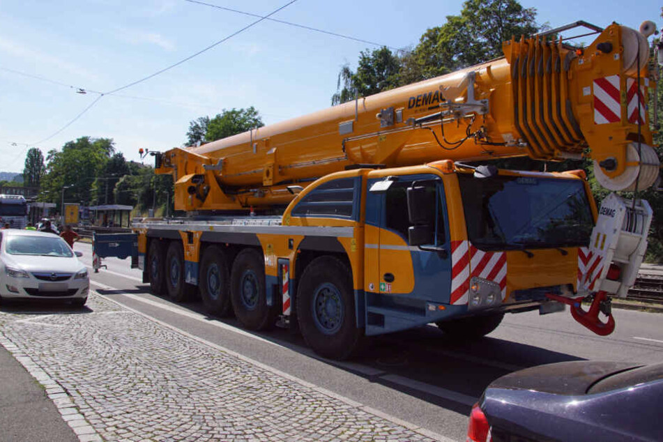 Der Fahrer dieses Krans hatte mehrere Wagen erwischt.