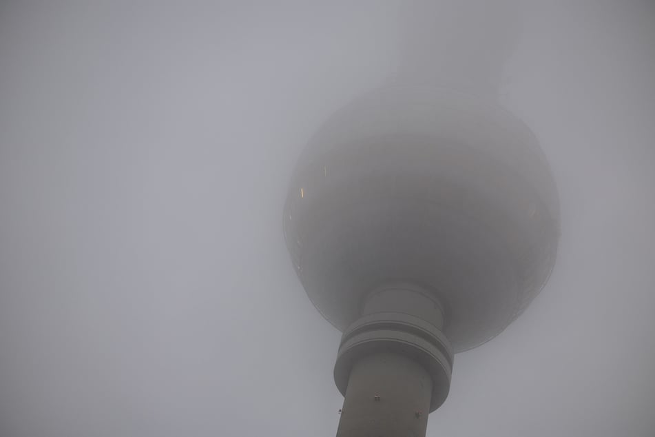 Der Fernsehturm ist wolkenverhangen. (Archivbild)