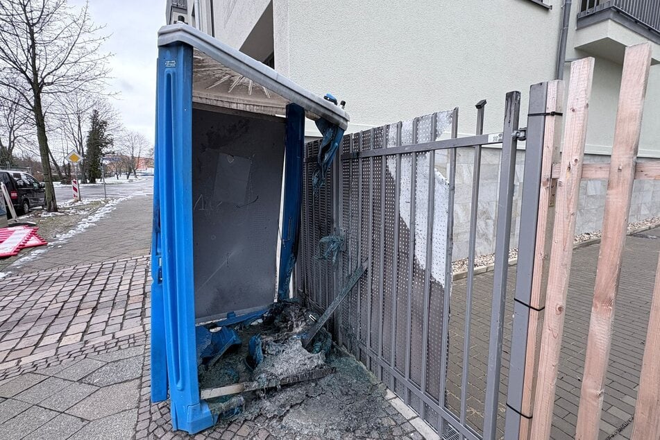 Ein Dixi-Klo in der Lippendorfer Straße wurde in Brand gesetzt.