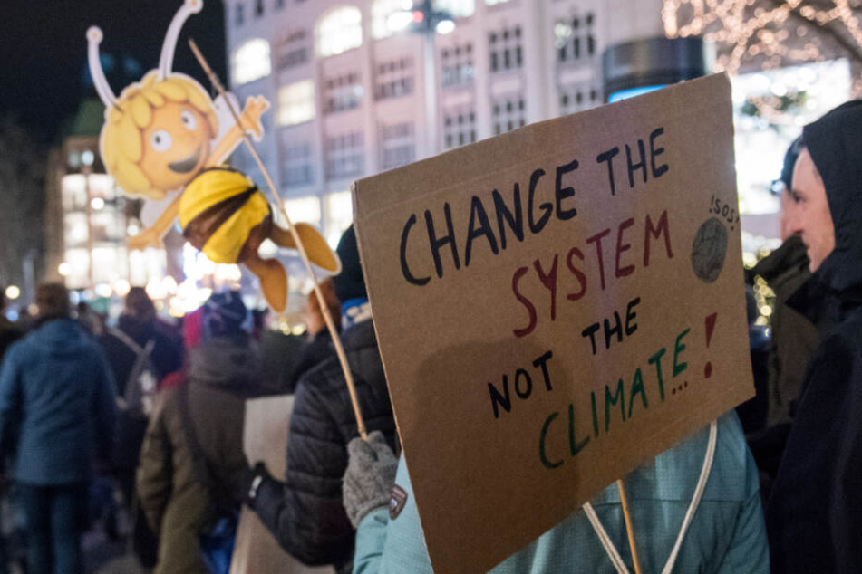 Die Demonstranten fordern die Politik zu einem Wechsel in der Klima-Politik auf.