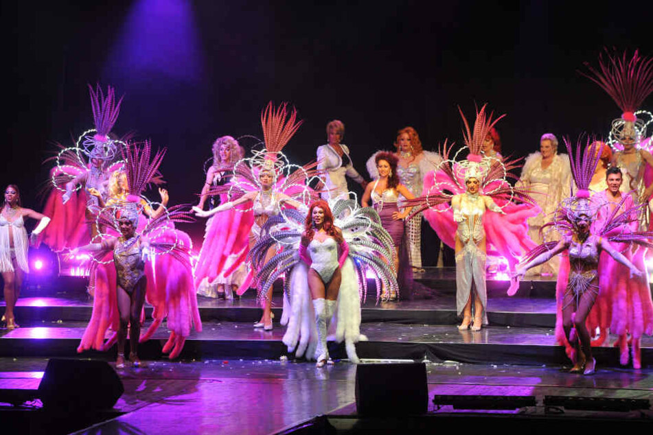 Das Finale der Dresdner Show "Glanzlichter" aus dem Jahr 2012. Die Outfits der Herren Damen muten gegenüber den Moulin-Rouge-Kostümchen nahezu züchtig an.