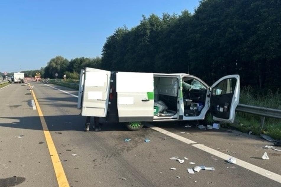 Der Transporter sowie das Wohnmobil (im Hintergrund) wurden stark beschädigt. Beide Fahrzeuge mussten abgeschleppt werden.