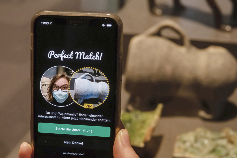 Im Badischen Landesmuseum wird vor einer Aquamanile aus dem Spätmittelalter auf einem Smartphone eine App gezeigt, mit der Museumsbesucher Kontakt zu Ausstellungsobjekten aufbauen können. Noch ist die App in der Mache.