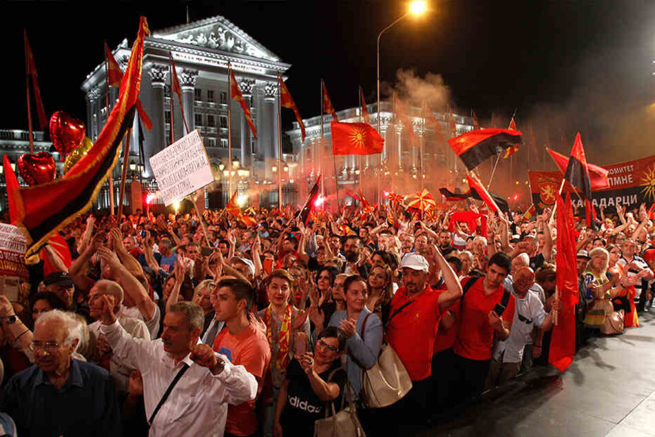 Auf dem Bild zu sehen: Mazedonier - ähm, Verzeihung - Nord-Mazedonier vor dem Regierungsgebäude in Skopje.
