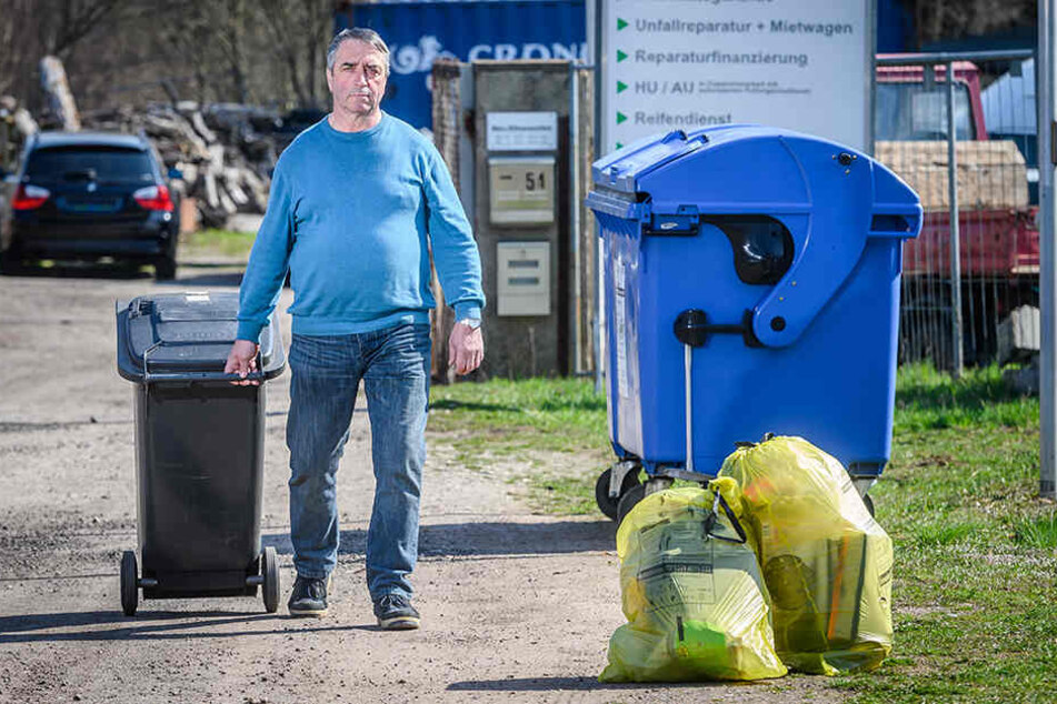 Weil der ASR nicht mehr zum Grundstück fährt: Rainer Gase (66) soll seine Tonnen demnächst bis zur nächsten Straße ziehen.
