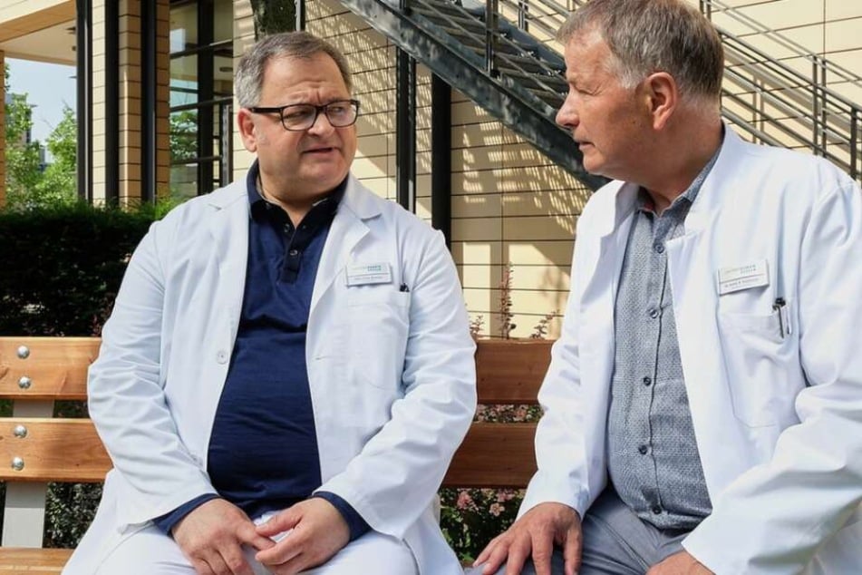 Hans-Peter Brenner (links) erhält in der aktuellen IaF-Episode eine schockierende Nachricht durch Dr. Heilmann.