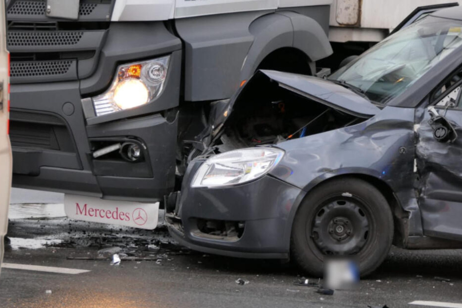 Der Skoda schleuderte noch gegen einen haltenden Lastwagen. Die Autofahrerin wurde schwer verletzt.
