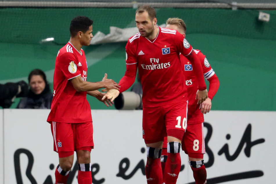 Vor Pierre-Michel Lasogga (rechts) und Douglas Santos müssen sich die Magdeburger in Acht nehmen.