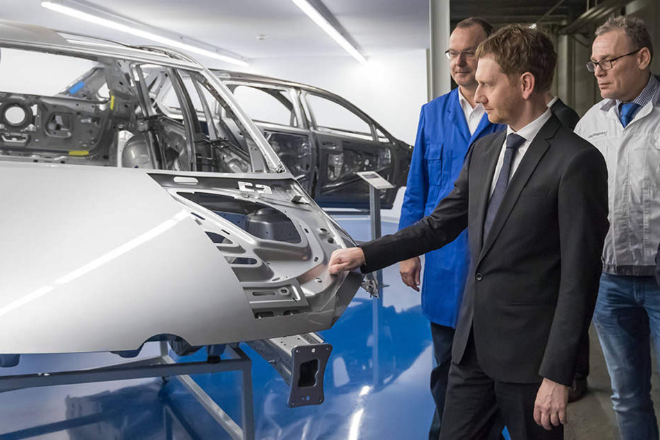 Ministerpräsident Michael Kretschmer (42, CDU) sprach bei seinem VW-Werksbesuch in Zwickau auch mit den Arbeitern. Volkswagen produziert derzeit in Zwickau die Modelle Golf und Passat.