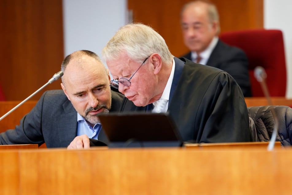 Die Richter am Bonner Landgericht hatten den Juristen (l.) im vergangenen Jahr zu einer Bewährungsstrafe verurteilt. Nun wurde ihr Urteil bestätigt.