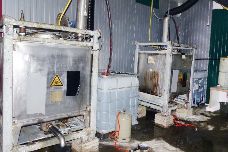 In der Lagerhalle wurden illegale Drogen hergestellt.