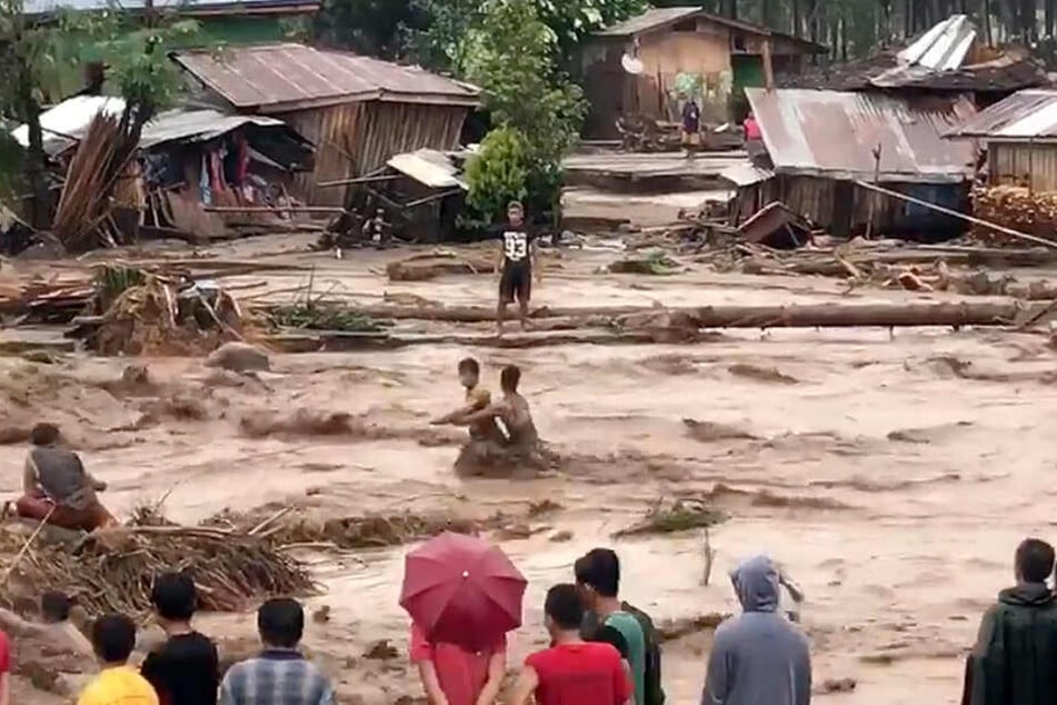 Der Tropensturm "Tembin" hat in den südlichen Philippinen Überschwemmungen und Erdrutsche ausgelöst.