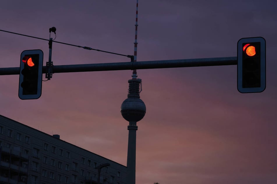 In Neukölln wäre einem 20-Jährigen beinahe eine rote Ampel zum Verhängnis geworden. (Symbolfoto)