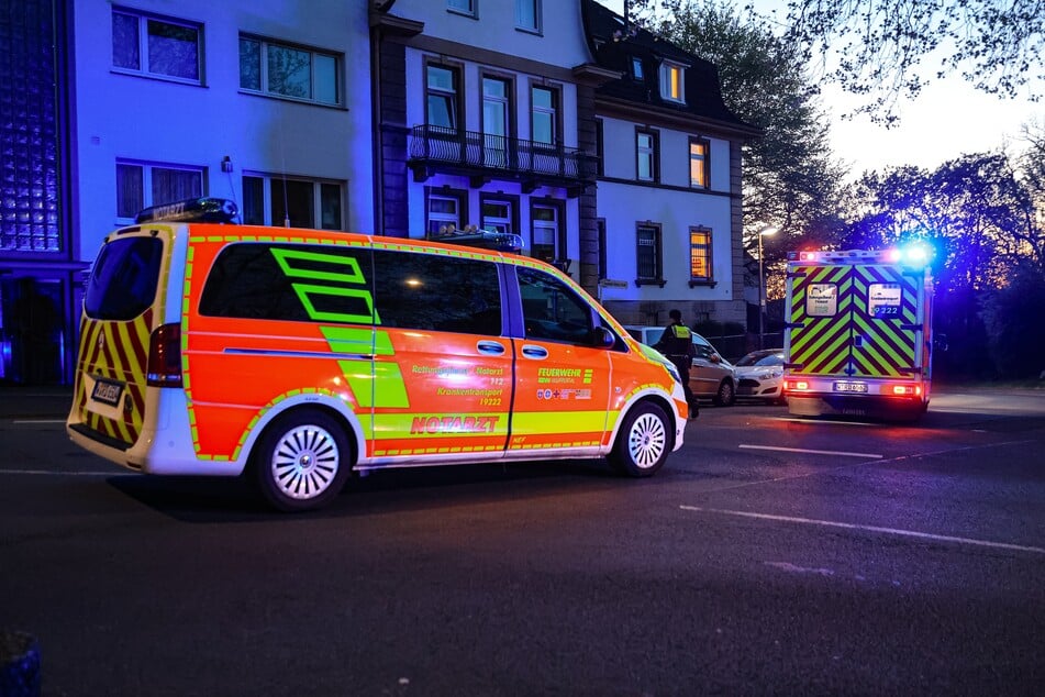 Polizei und Rettungskräfte kümmerten sich vor Ort um den Verletzten.