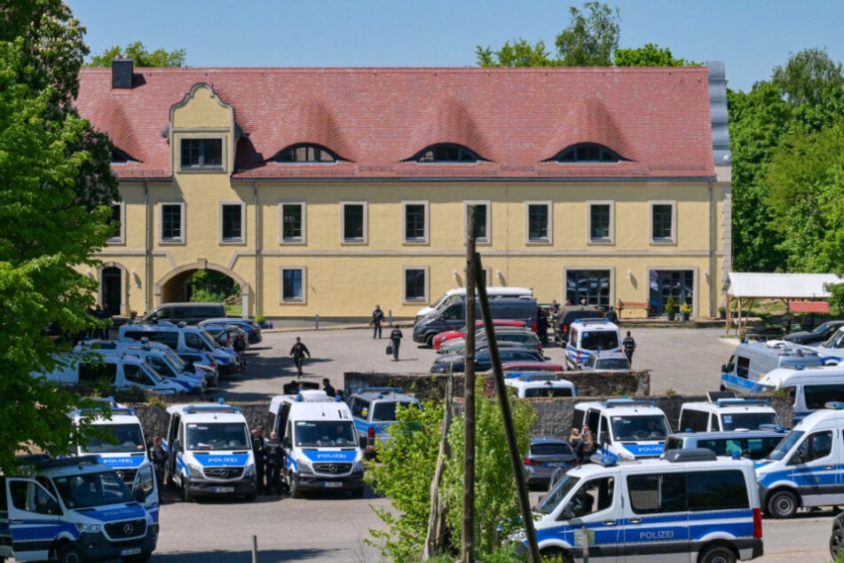 Peter Fitzek (59) wurde in Halsbrücke festgenommen. Der Ermittlungsrichter setzte einen Haftbefehl gegen ihn in Vollzug - Fitzek kam in U-Haft.