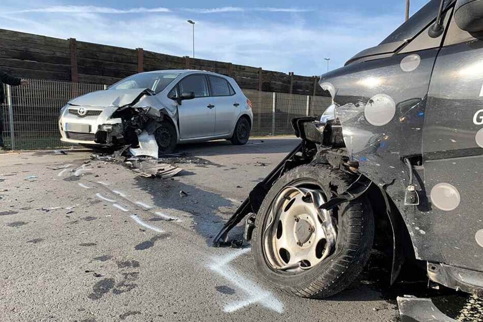 Beide Wagen wurden schwer beschädigt.