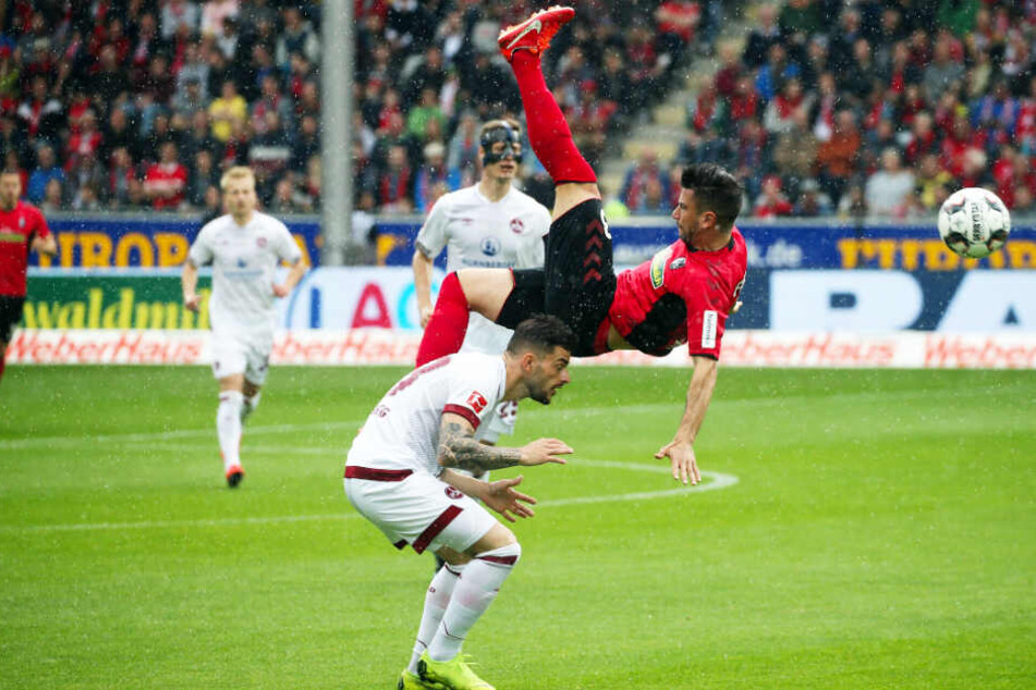 Artistisch: Marco Terrazzino (r.) hebt im Spiel des SC Freiburg gegen Nürnberg ab - Tim Leibold vom Club kann sich nur noch ducken.