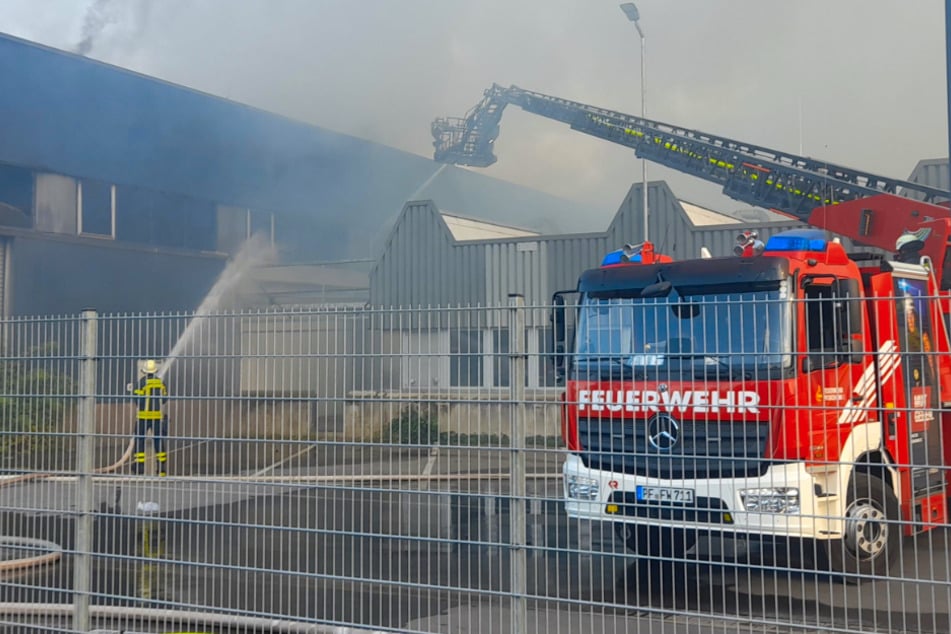 Stuttgart: Nächster Millionen-Schaden im Ländle! Brand in Entsorgungsfirma