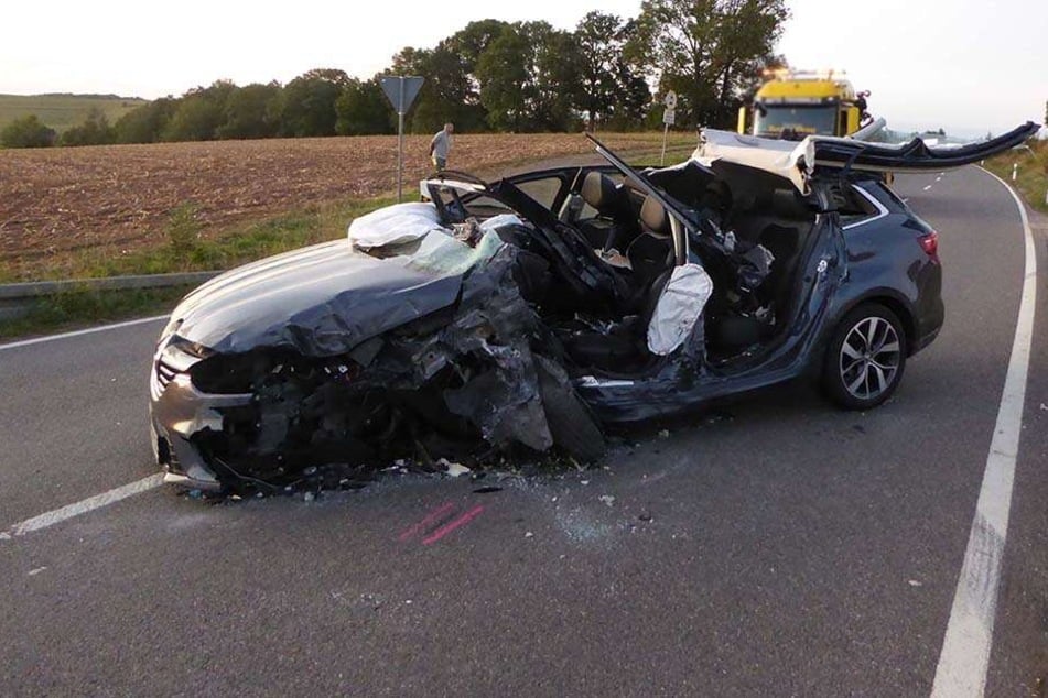 Der Fahrer des Renault wurde bei dem Unfall schwer verletzt.