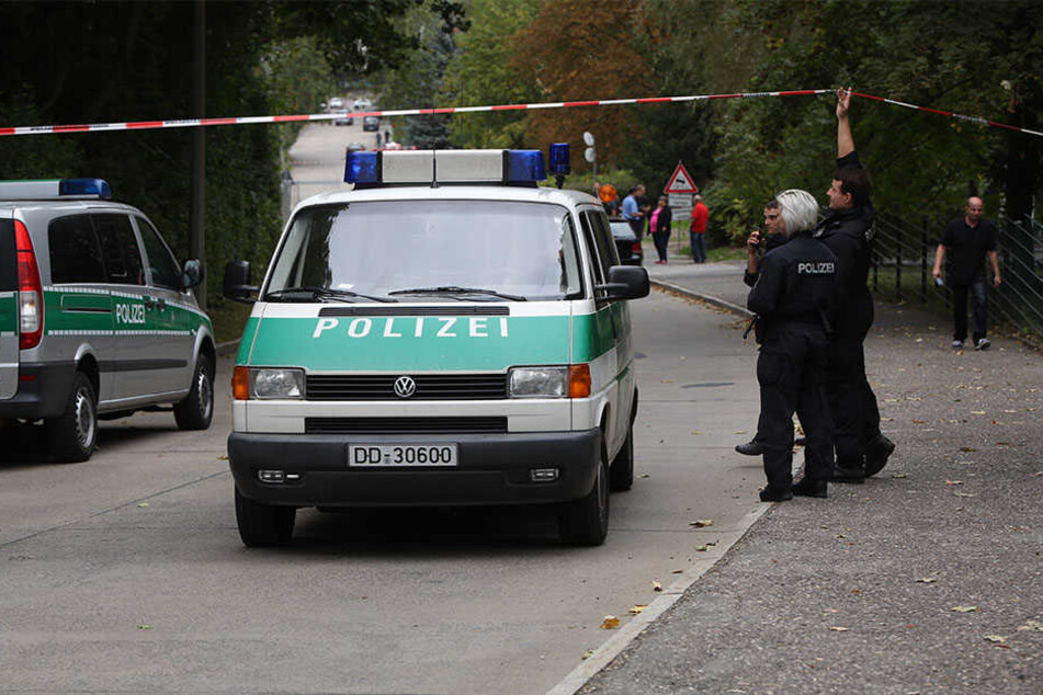 Die Polizei kümmert sich um die Evakuierung.