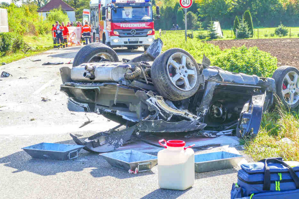 Beide Insassen wurden in dem Auto eingeklemmt und mussten durch die Feuerwehr befreit werden.