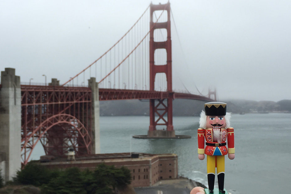 Die Golden Gate Brücke in San Francisco liegt im Nebel bei einer leichten
Brise und drohendem Nieselregen - doch die Frisur sitzt. Der erzgebirgische
Markenbotschafter macht vor allen Sehenswürdigkeiten der Welt eine gute
Figur.