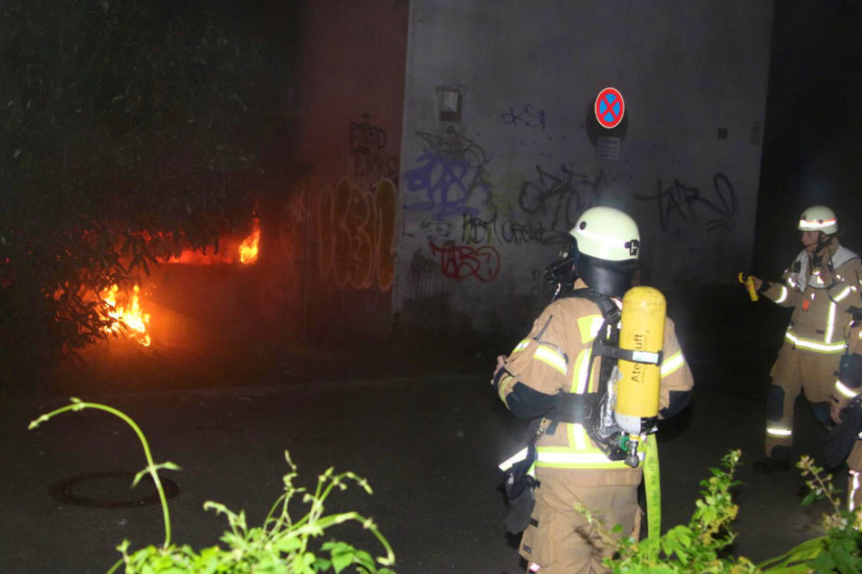 Am Dienstagabend brannte es in der Tiefgarage eines türkischen Möbelhauses in Berlin-Neukölln.