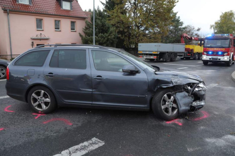Der vom Unfall gezeichnete Skoda Octavia. Im Hintergrund ein Fahrzeug der Feuerwehr.