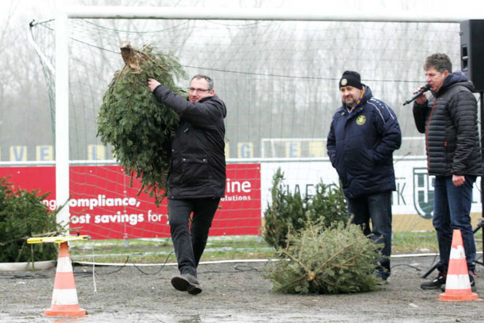 Auch Lok-Präsident Thomas Löwe ließ sich nicht lumpen und trat im Weihnachtsbaum-Weitwurf an.