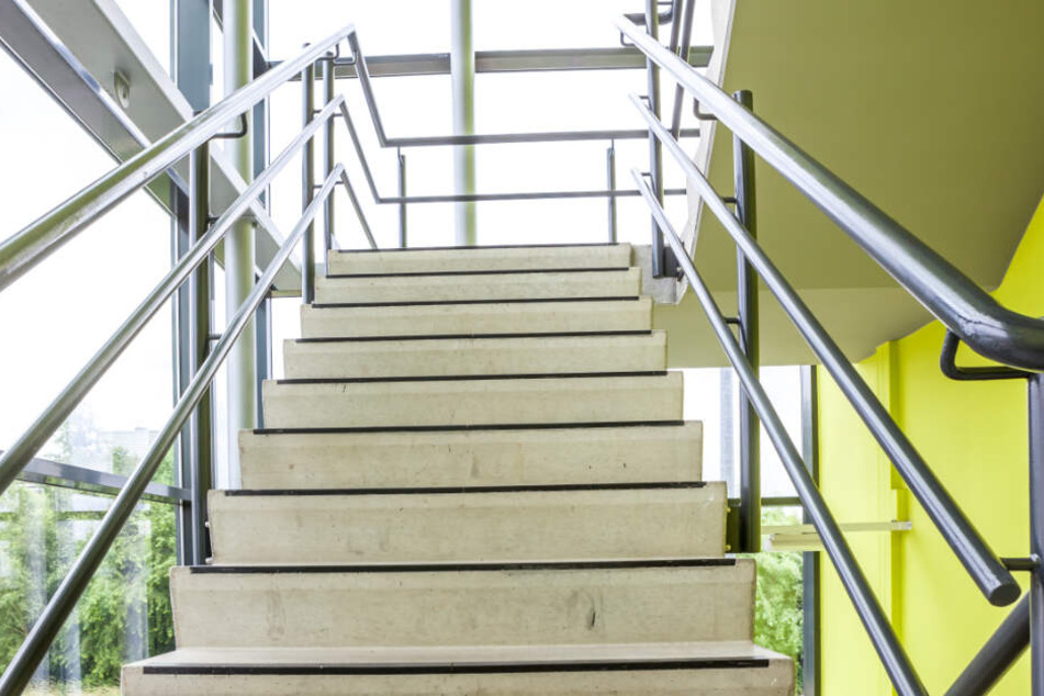 Die Schüler und andere Mitschüler gingen durch den Haupteingang, als sie einen Stromschlag bekamen. (Symbolbild)