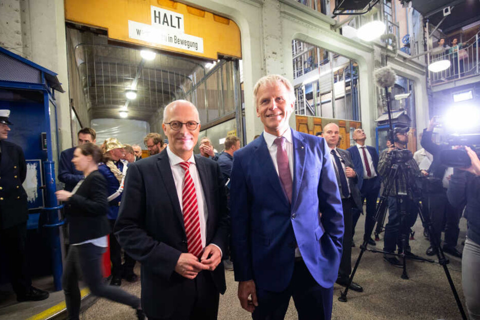 Peter Tschentscher (SPD, links), Hamburgs Erster Bürgermeister, und Jens Meier, CEO der Hamburg Port Authority (HPA) bei der Wiedereröffnung der renovierten Oströhre des Alten Elbtunnels. Nach mehr jahrelanger Sanierung ist am Freitag die Oströhre des Alt
