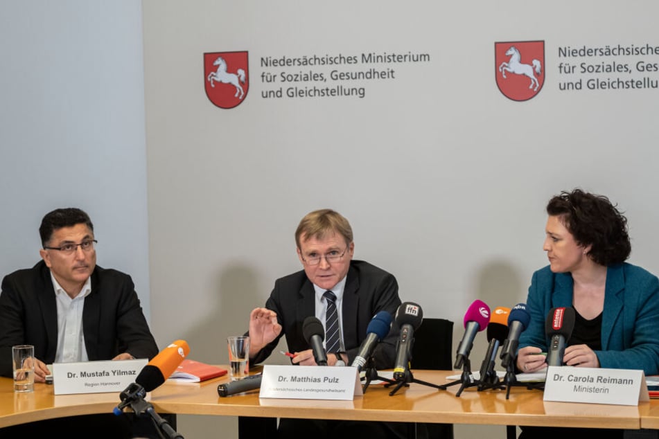 Mustafa Yilmaz (l-r), Amtsarzt der Region Hannover, Matthias Pulz, Leiter Niedersächsisches Landesgesundheitsamt und Carola Reimann, Niedersachsens Sozialministerin (SPD), sprechen während einer Pressekonferenz.
